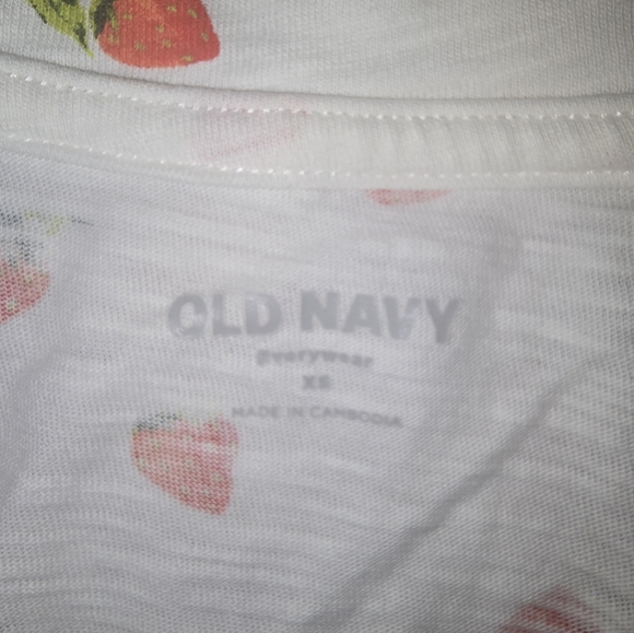 Old Navy Strawberry Print Short Sleeve Tee - Picture 7 of 7